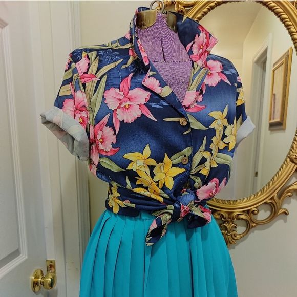 Women's Vintage Floral Shirt - Picture 2 of 8